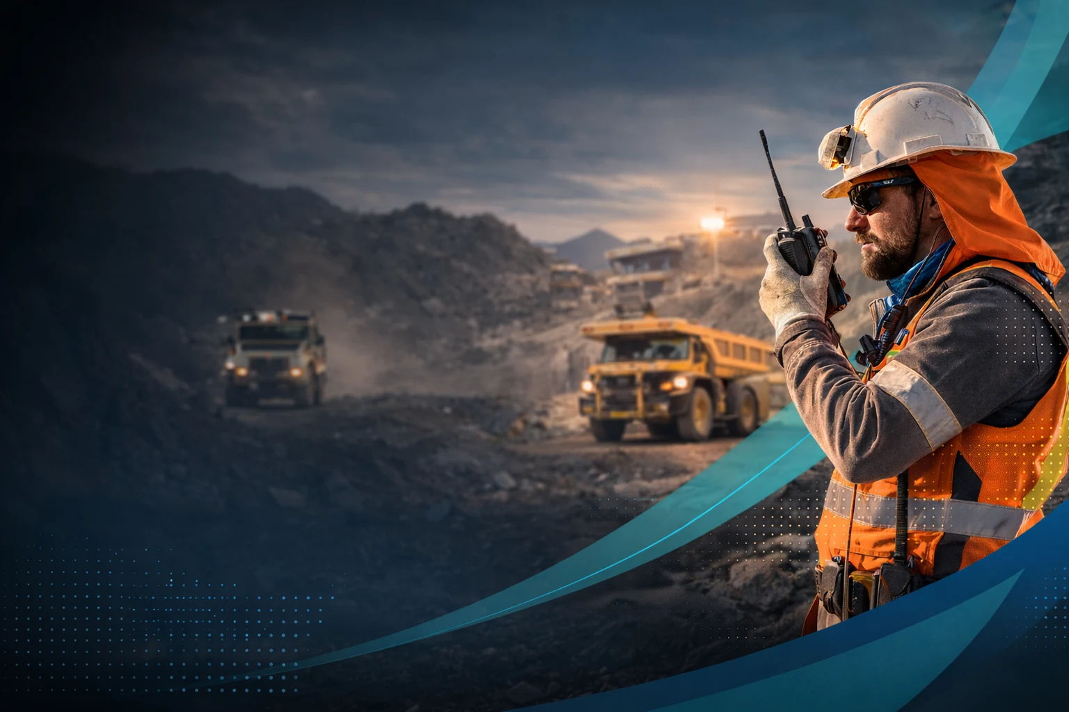 Operador minero con radio Motorola en faena Atacama