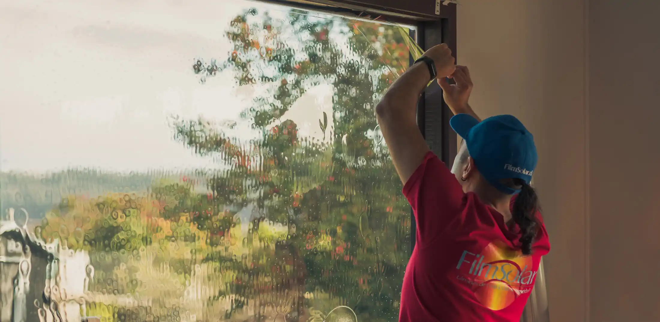 Técnico de FilmSolar instalando lámina de protección solar en ventana