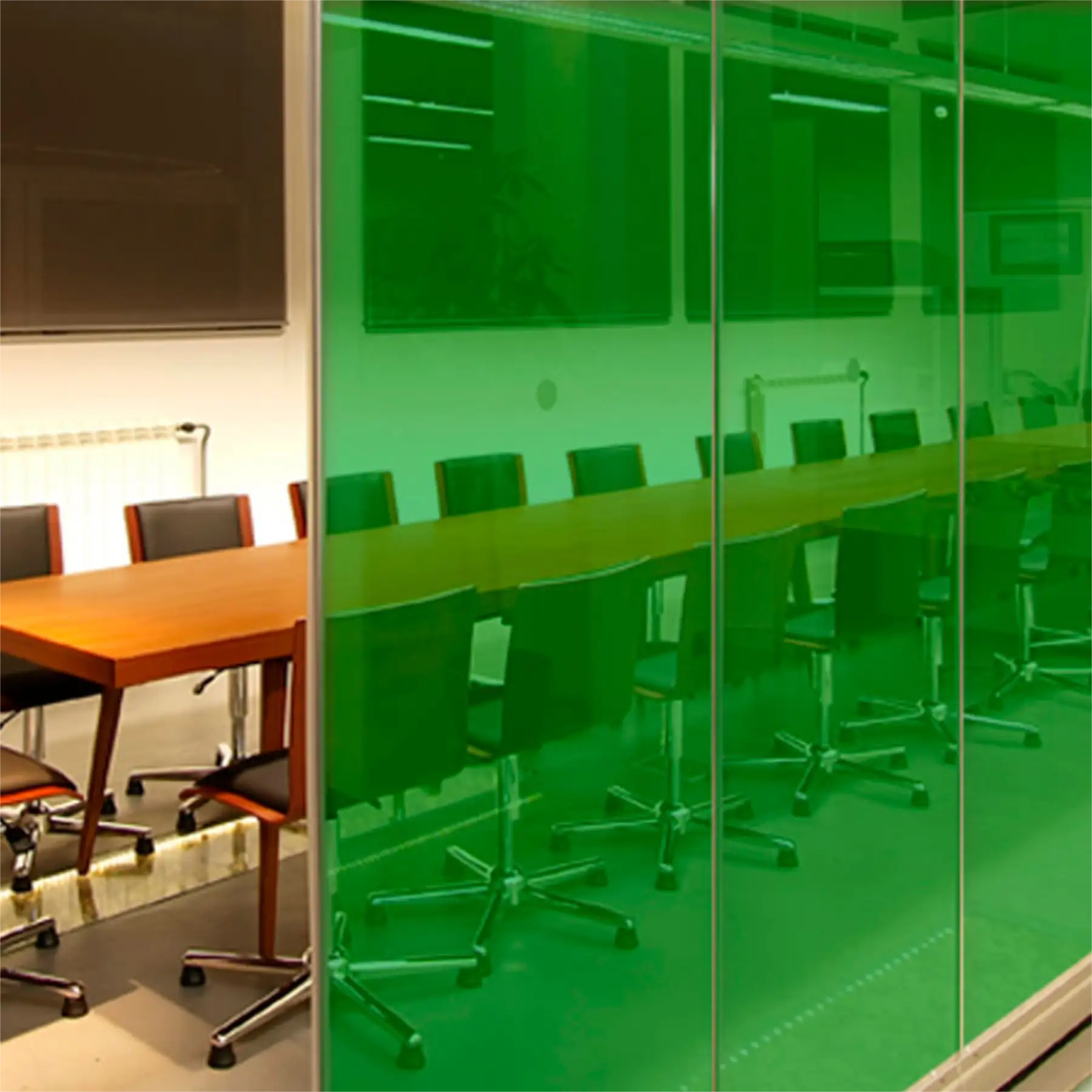 Film decorativo verde translúcido en sala de conferencias