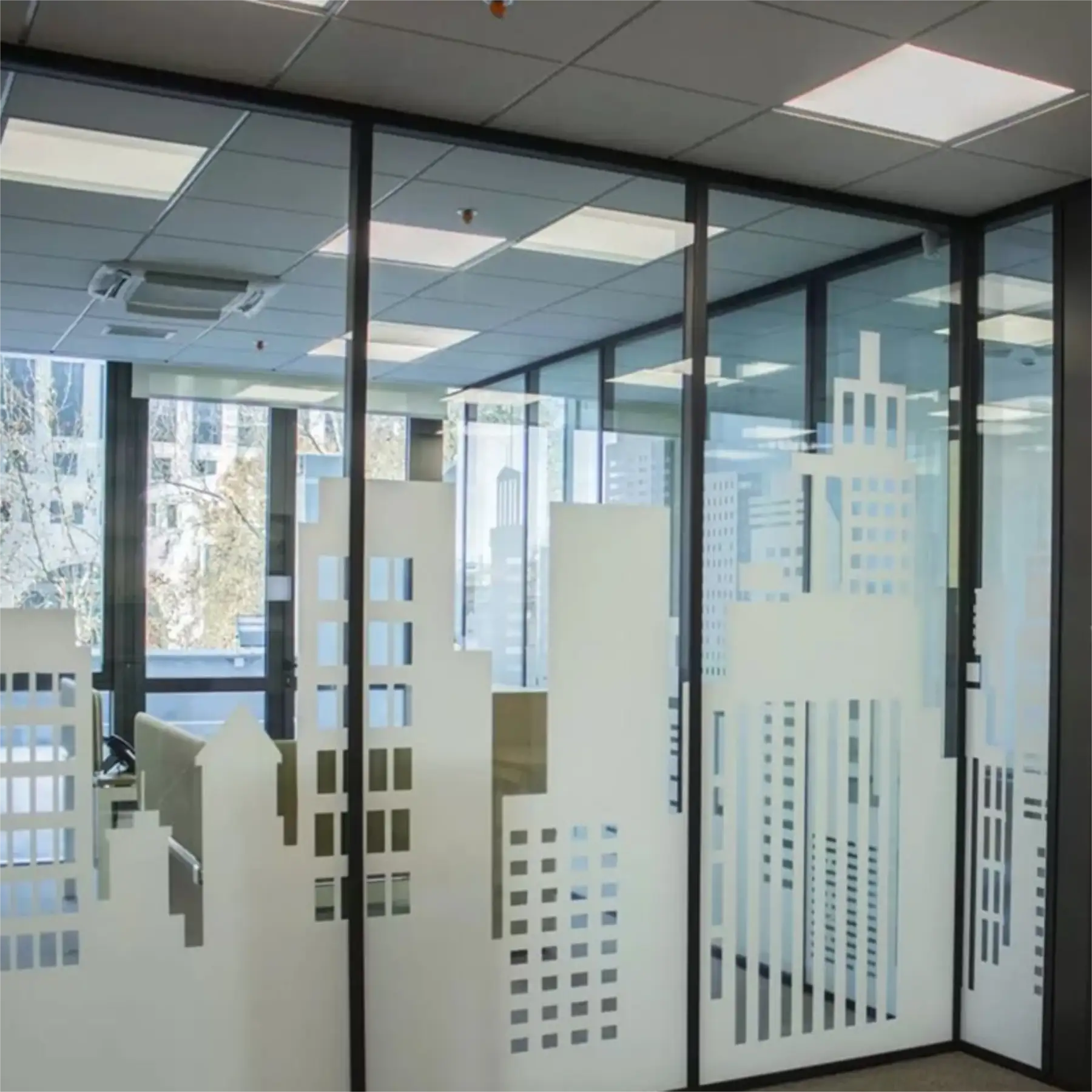 Vinilo empavonado instalado en oficina con diseño de ciudad